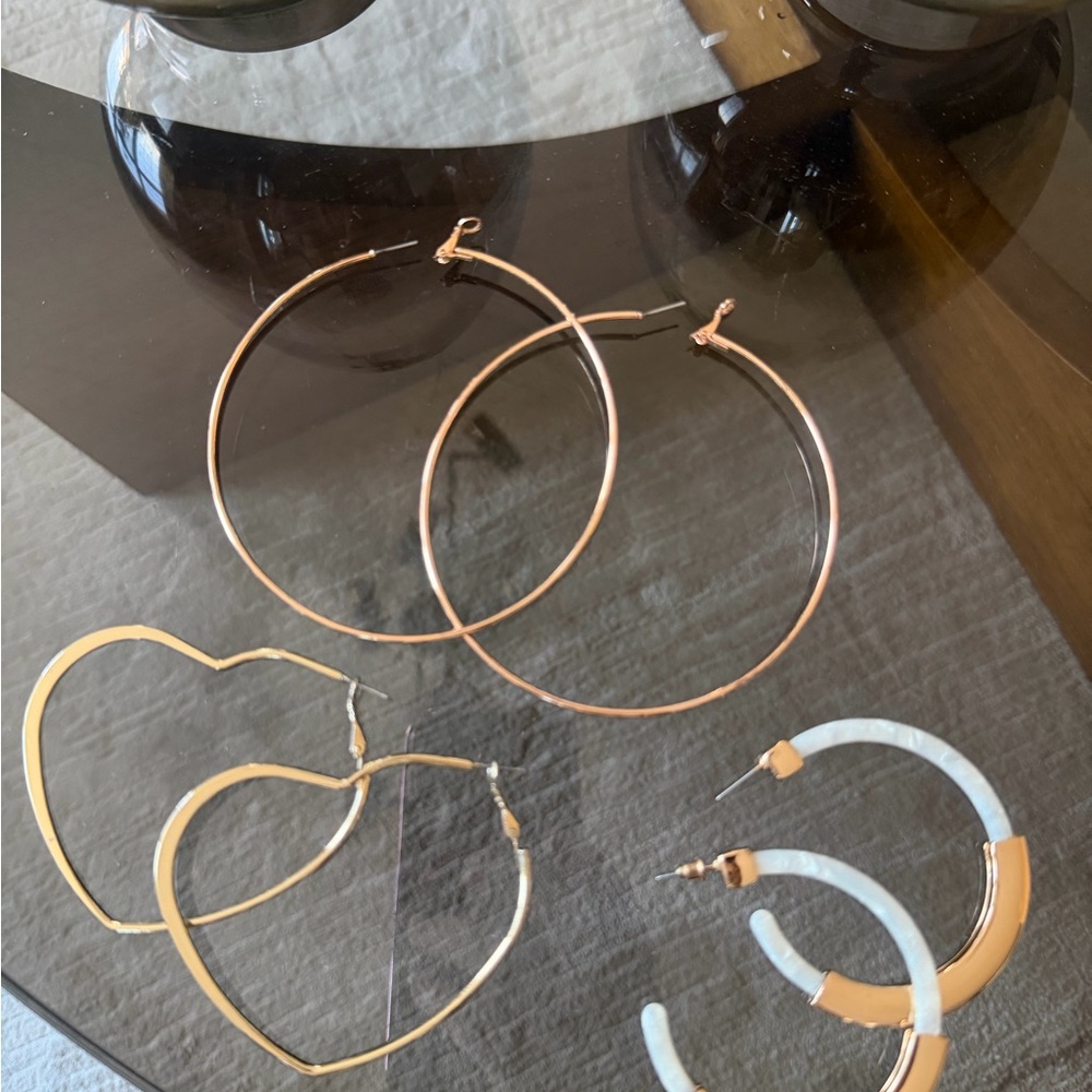 Elegant set of hoop earrings